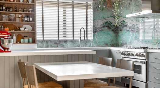 Projeto de cozinha usa Quartzito com tons de verde na parede do ambiente