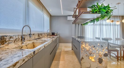 Granito Patagônia brilha em cozinha e lavabo e vira a estrela de um apartamento