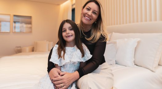 Dia das Mães: San Remo & Viviane Furrier recebem convidadas para sessão de fotos com os filhos no decorado do Queen Victoria 